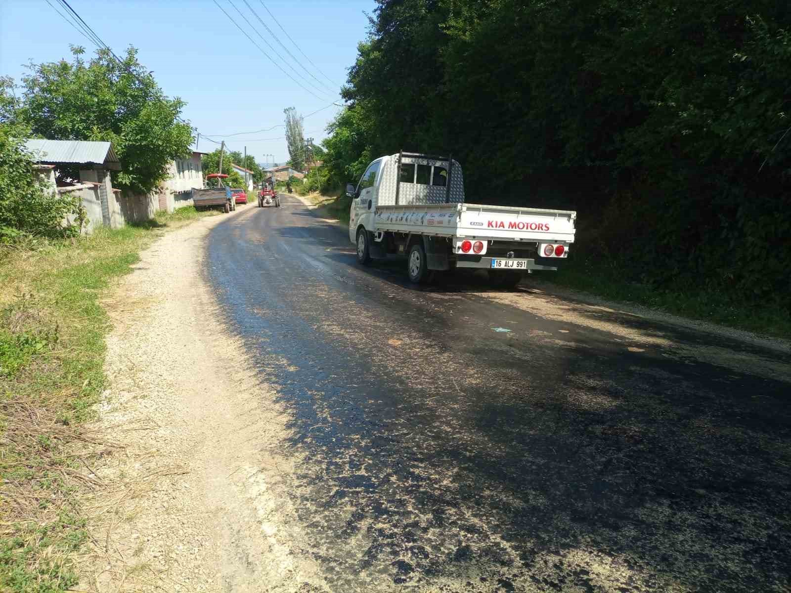 Bilecik'te artan sıcaklık asfaltları eritti.