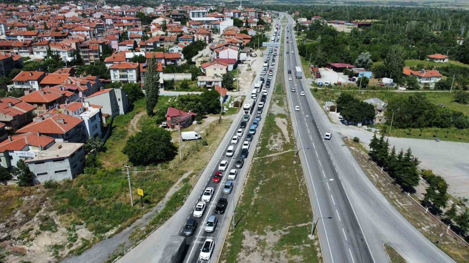 Kurban Bayramı'nda Afyonkarahisar'da 1 milyon 300 bin araç geçti.