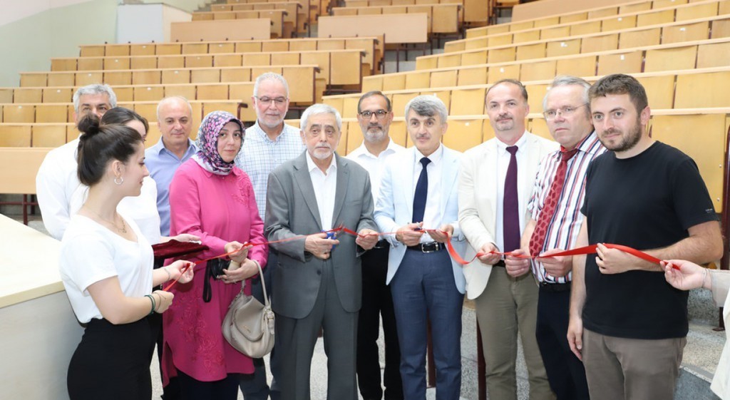 Kütahya Dumlupınar Üniversitesi'nde emekli öğretim üyesinin adı amfiye verildi.