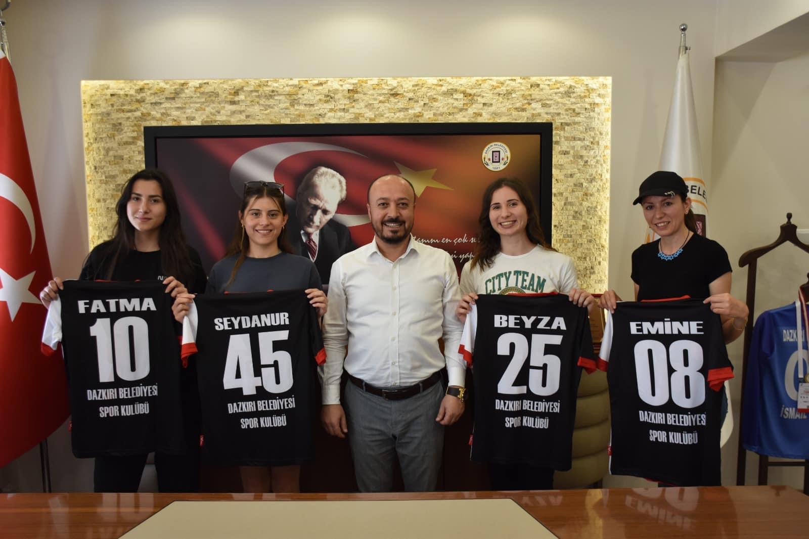 Belediye Başkanımızdan Voleybol Takımına Forma Hediyesi