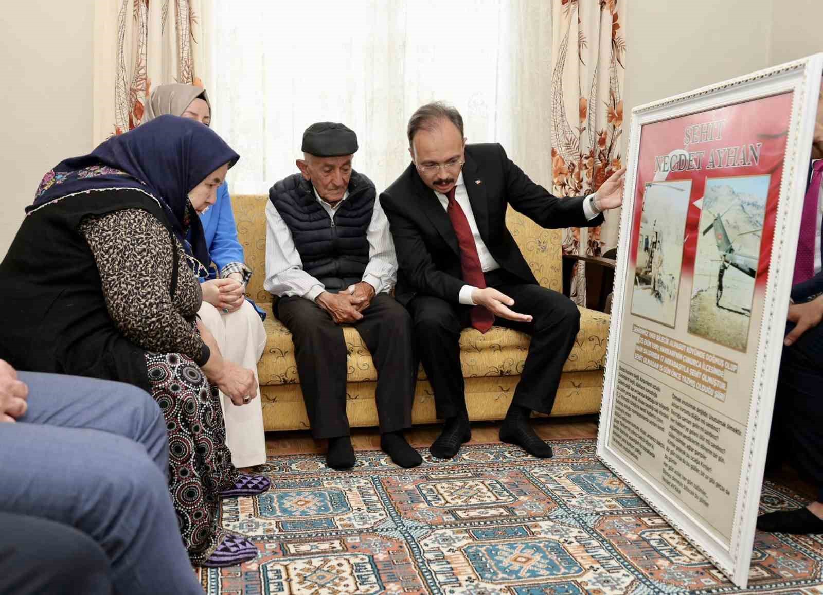 Bilecik Valisi, Şehit Necdet Ayhan'ın ailesini ziyaret etti