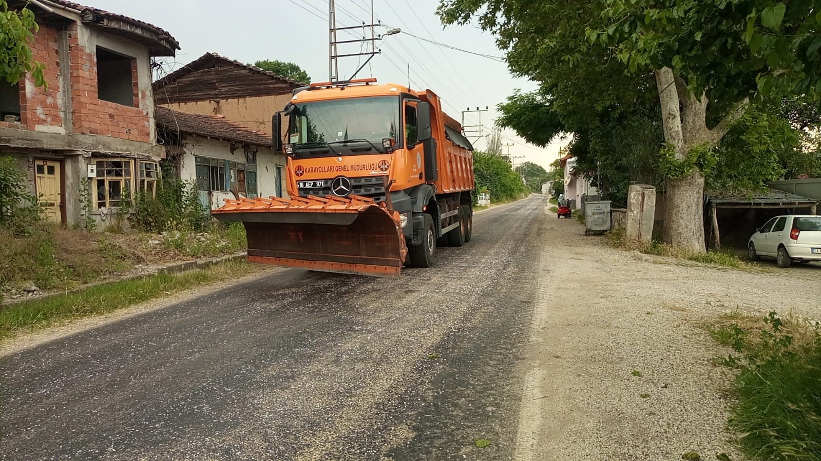 Bilecik asfaltları eriyor, mıcır döküldü.