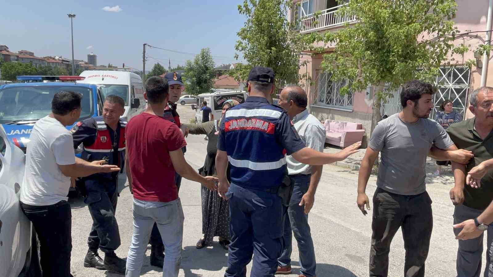 Eskişehir'de jandarma ve polis ekiplerine saldıran şüpheliler gözaltına alındı.