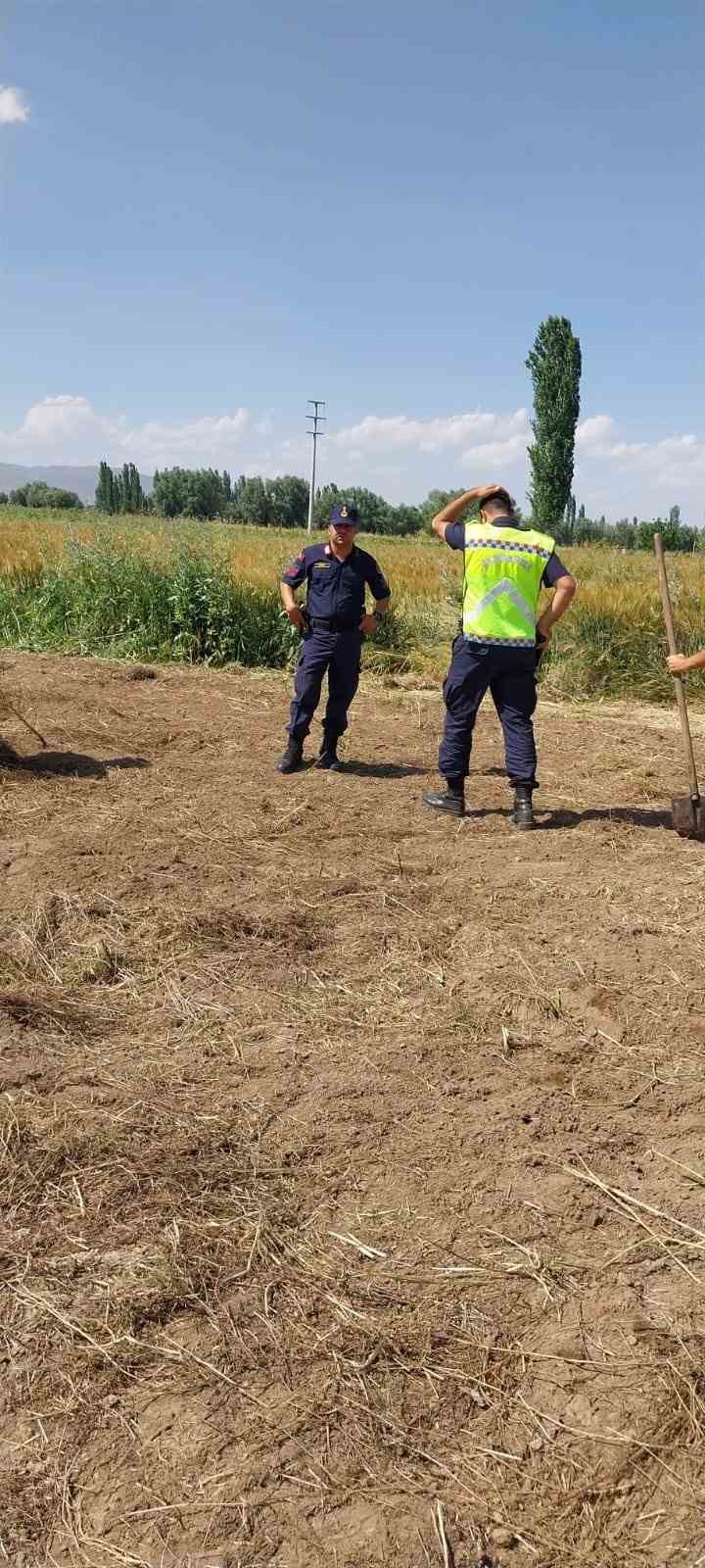 Şuhut'ta çıkan anız yangını paniğe neden oldu.