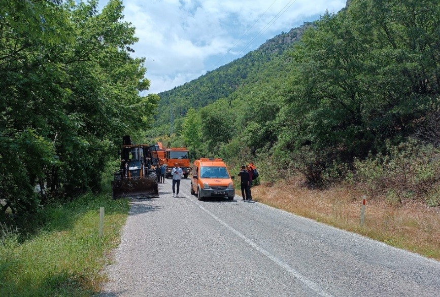 Tavşanlı'da dev kaya düşmesi yolu kapattı.