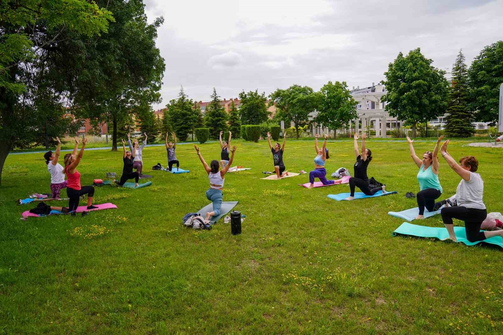 Tepebaşı Belediyesi, Yoga Etkinlikleriyle Vatandaşları Buluşturuyor