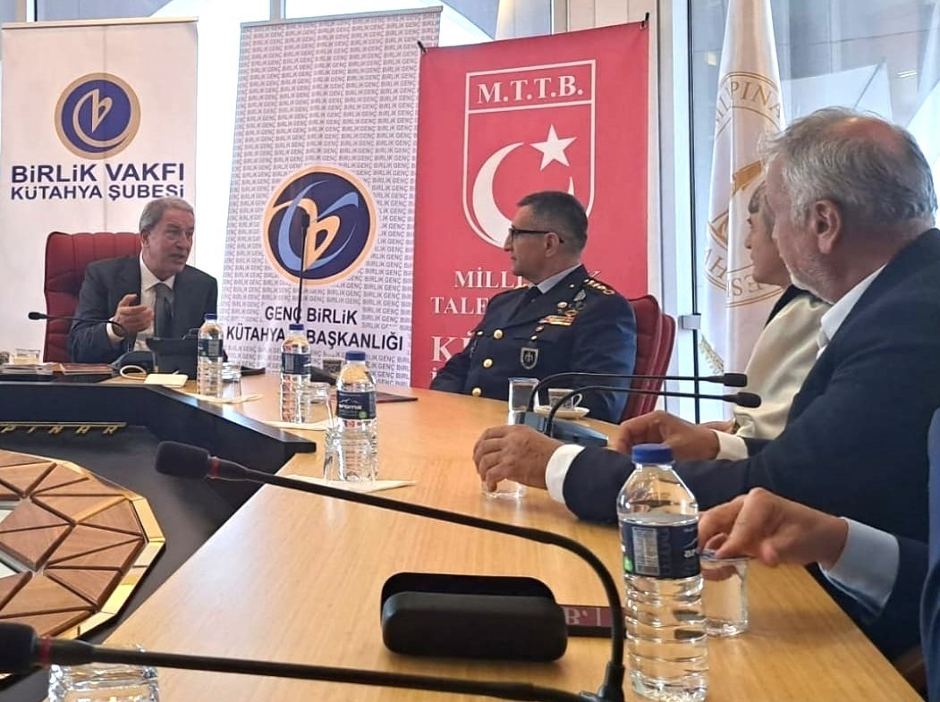 Hulusi Akar, Birlik Vakfı Kütahya Şubesini ziyaret etti.