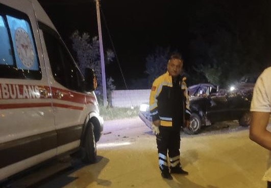 Eskişehir'de Biçerdöver İle Çarpışan Otomobilin Sürücüsü Öldü