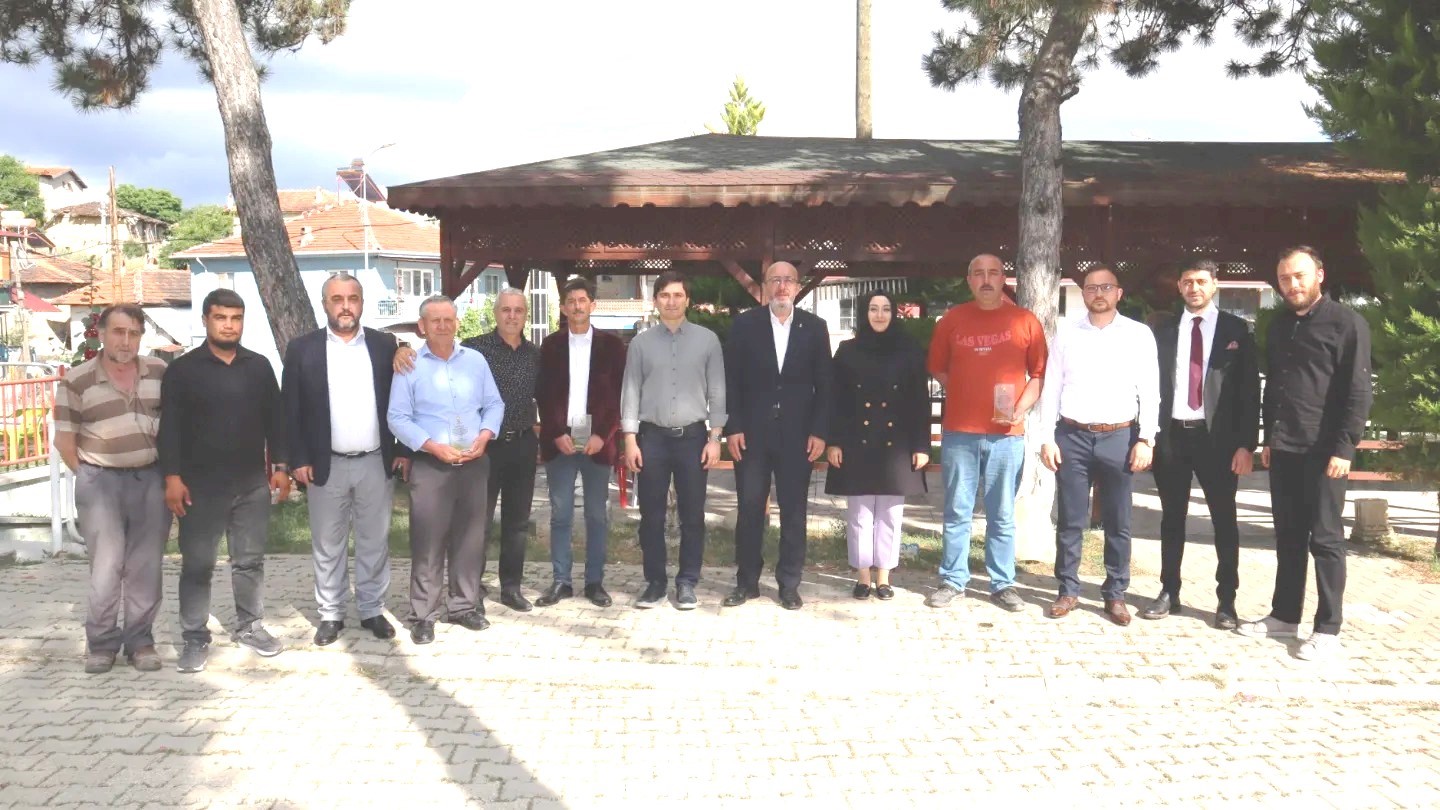 AK Parti, Hatay'da Depremde Görev Alan Aşçılara Plaket Verdi.