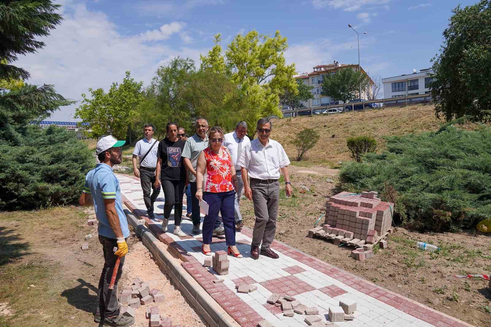 Tepebaşı Belediye Başkanı Şehit Piyade Üsteğmen Onur İlkhan Parkı'ndaki yenileme çalışmalarını inceledi.