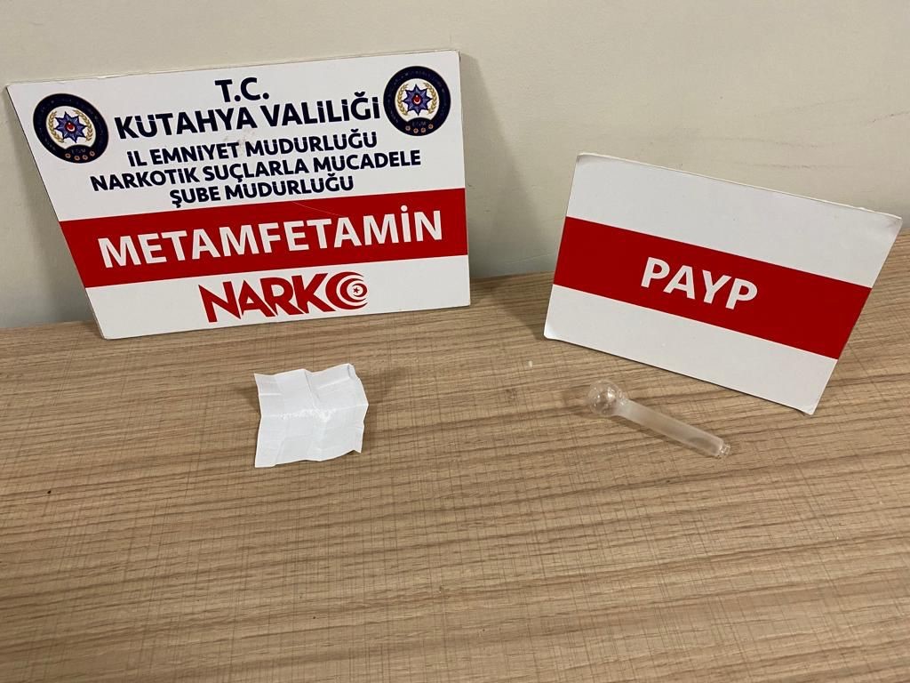 Kütahya'da şüpheli şahsın üzerinde metamfetamin ele geçirildi.