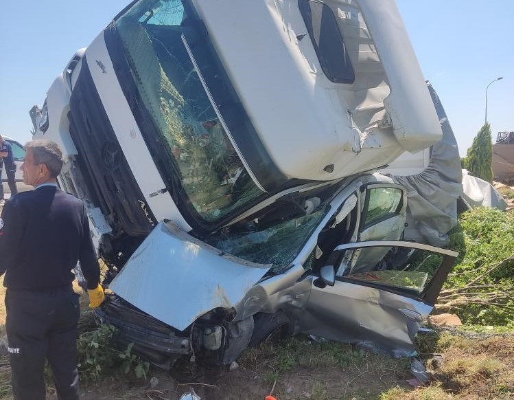 Eskişehir'de Otomobilin Üzerine Devrilen Tır, 1 Kişinin Ölümüne Neden Oldu