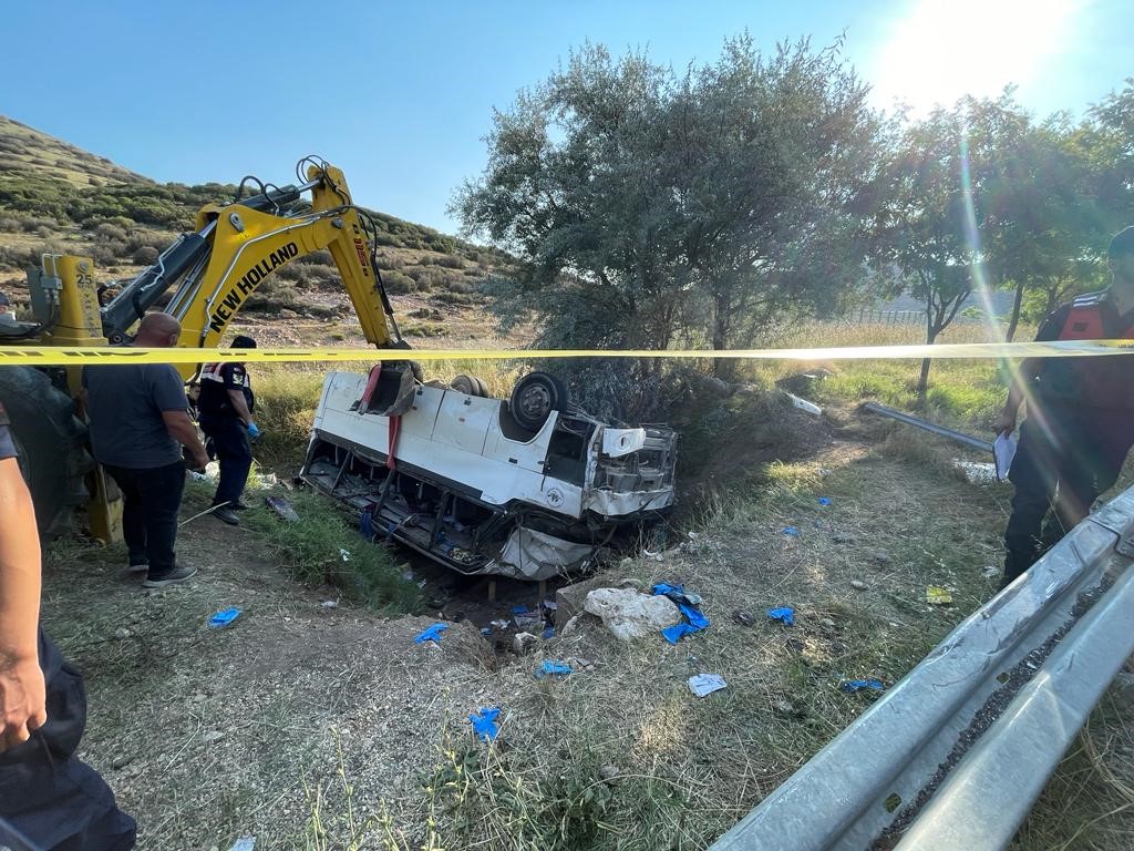 Isparta'da midibüs ve ticari araç çarpıştı: 1 ölü, 35 yaralı