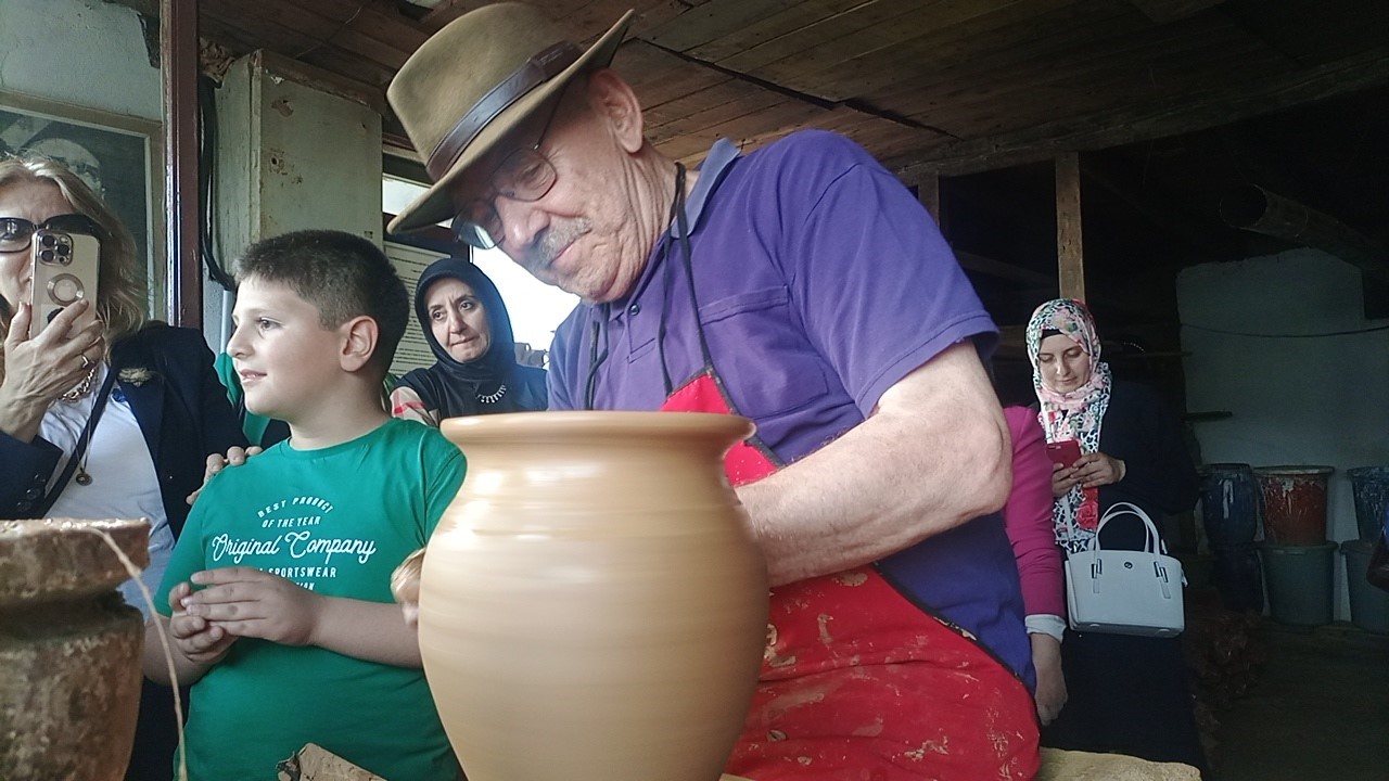 Bilecik'te 81 yaşındaki çömlek ustası köyünde ziyaretçilere mesleğini tanıtıyor.