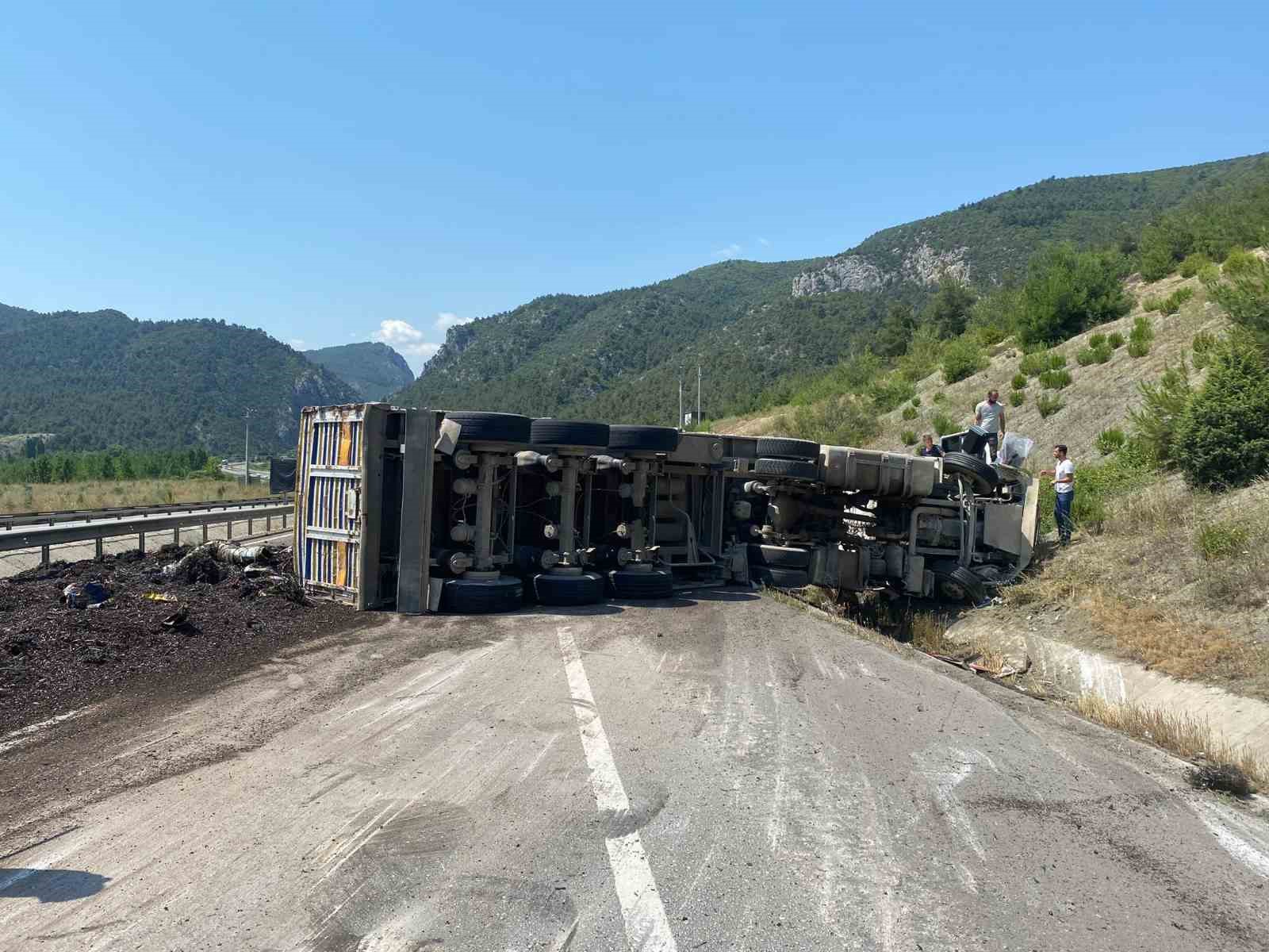 Bilecik'te hurda yüklü tır devrildi, yol trafiğe kapandı.