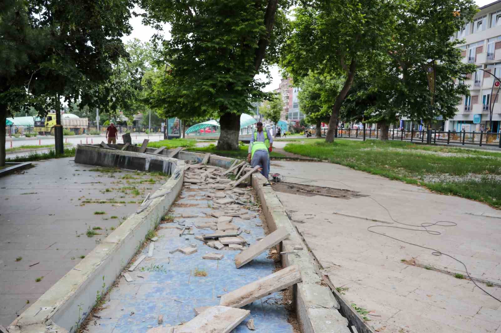 Kütahya Belediye Başkanı, Azerbaycan Parkı'nın yenileme çalışmalarını denetledi