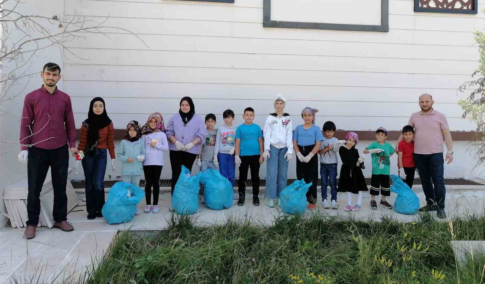 Dumlupınar'da Gençler Çevre Temizliği Yaptı