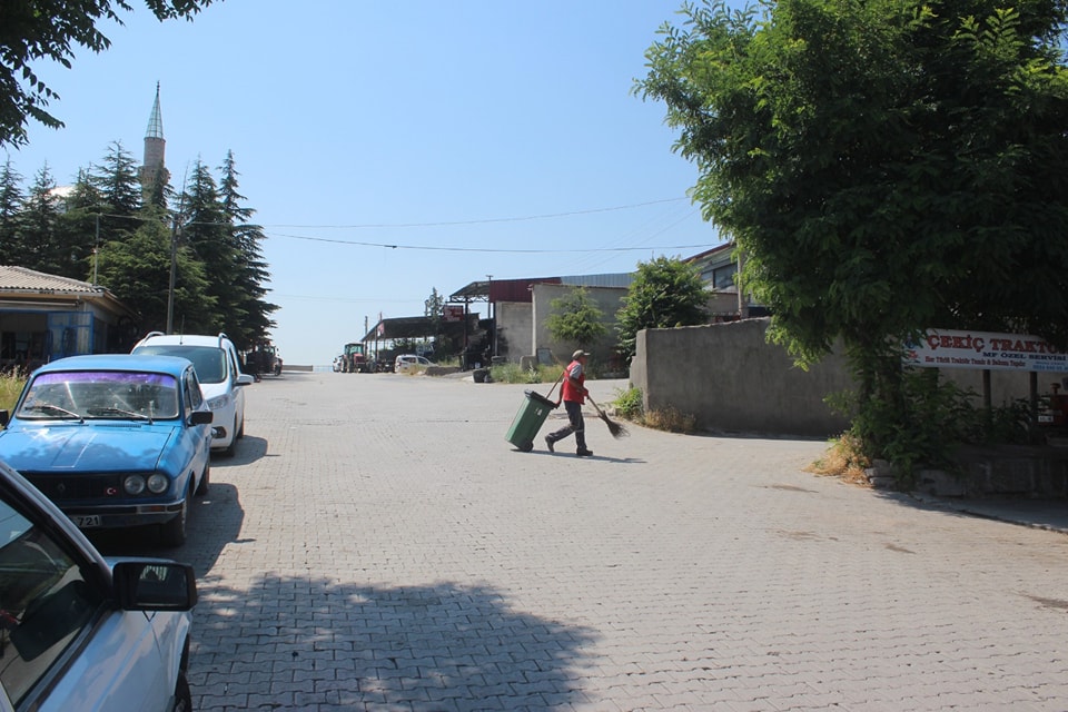 Emirdağ Belediyesi Sanayi Sitesi'ni temizledi.