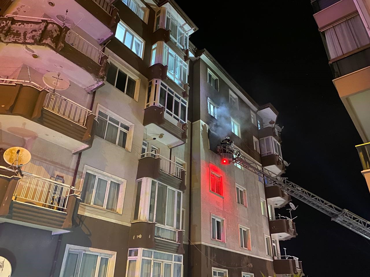 Isparta'da apartman yangını kontrol altına alındı.