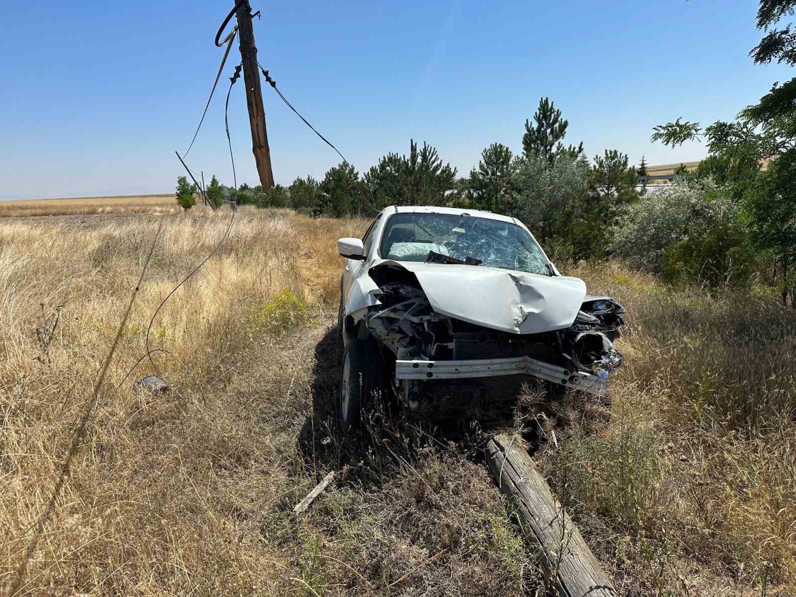 Afyonkarahisar'da Otomobil Tarım Araziye Devrildi, 6 Yaralı