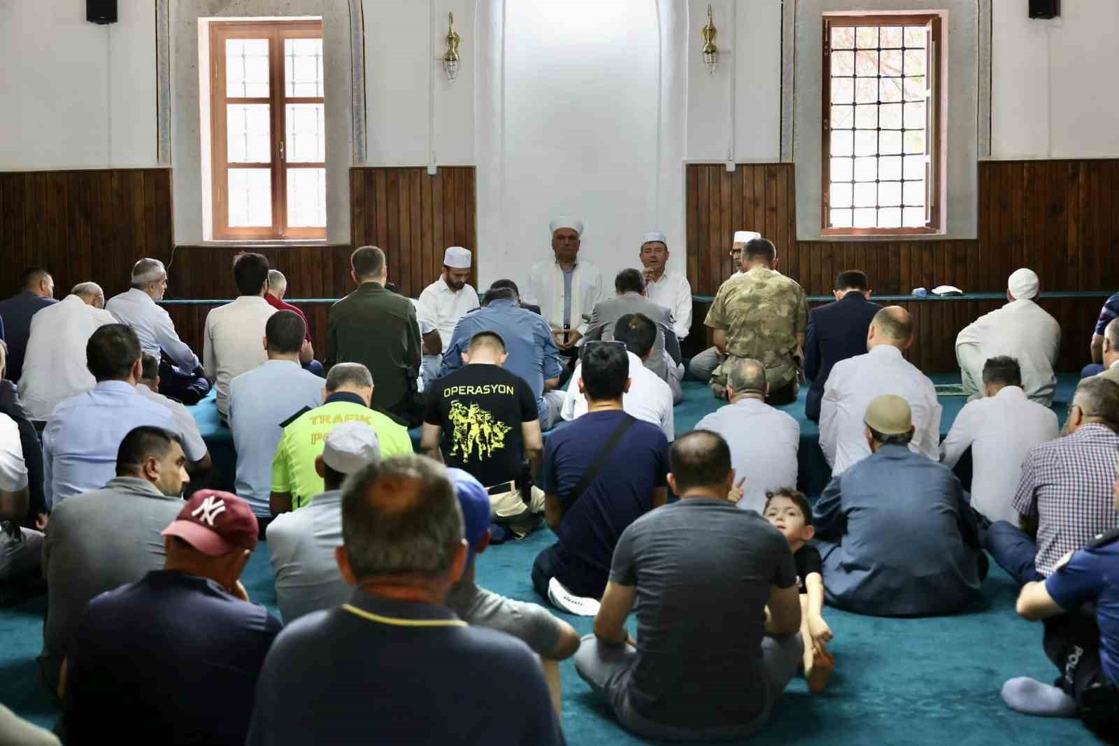 Vatanseverler için Orhan Gazi Camii'nde anma programı düzenlendi.