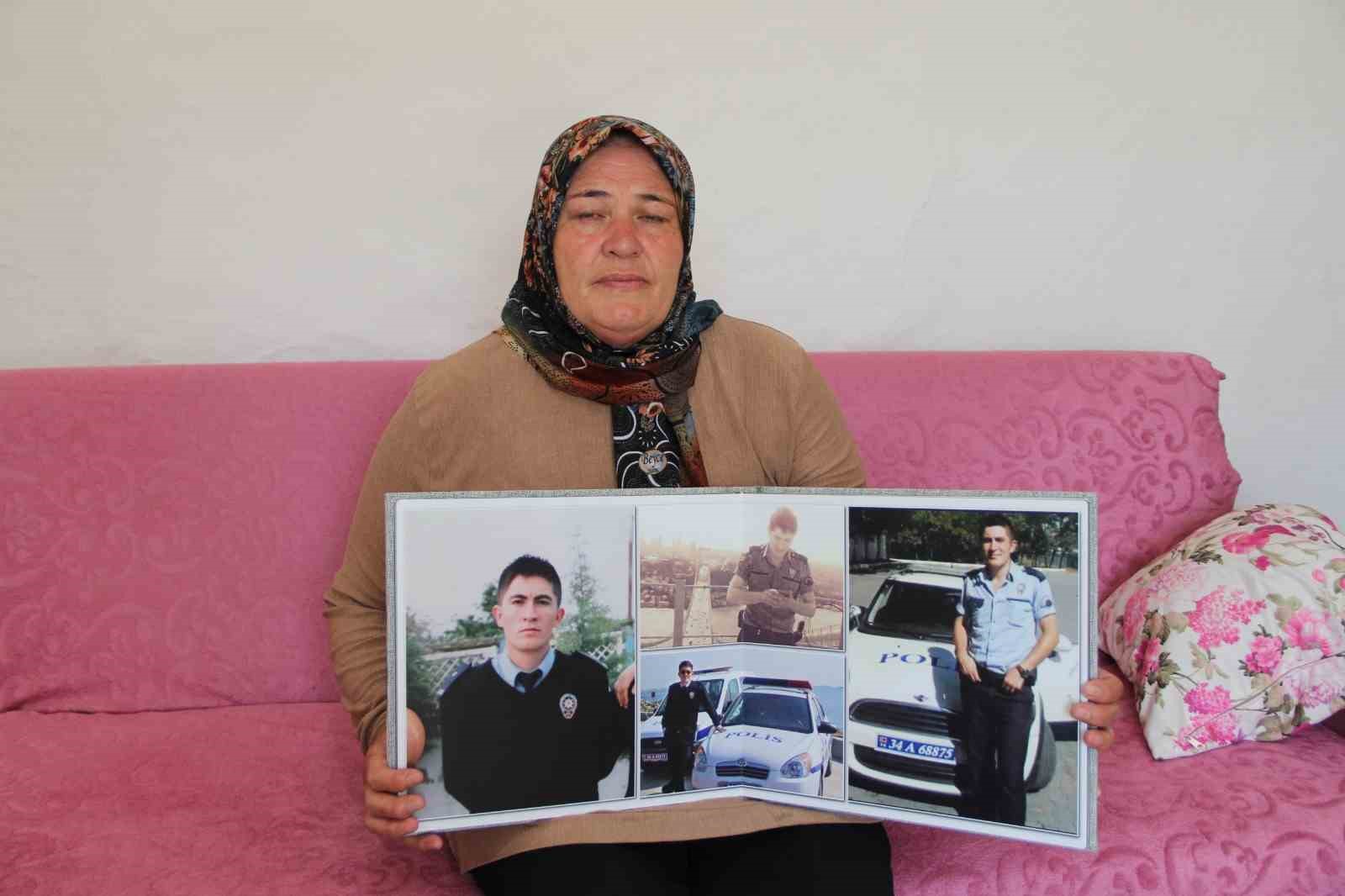 Eskişehirli Şehit Polisin Annesi, Oğlunun Fotoğrafıyla Hasret Gideriyor