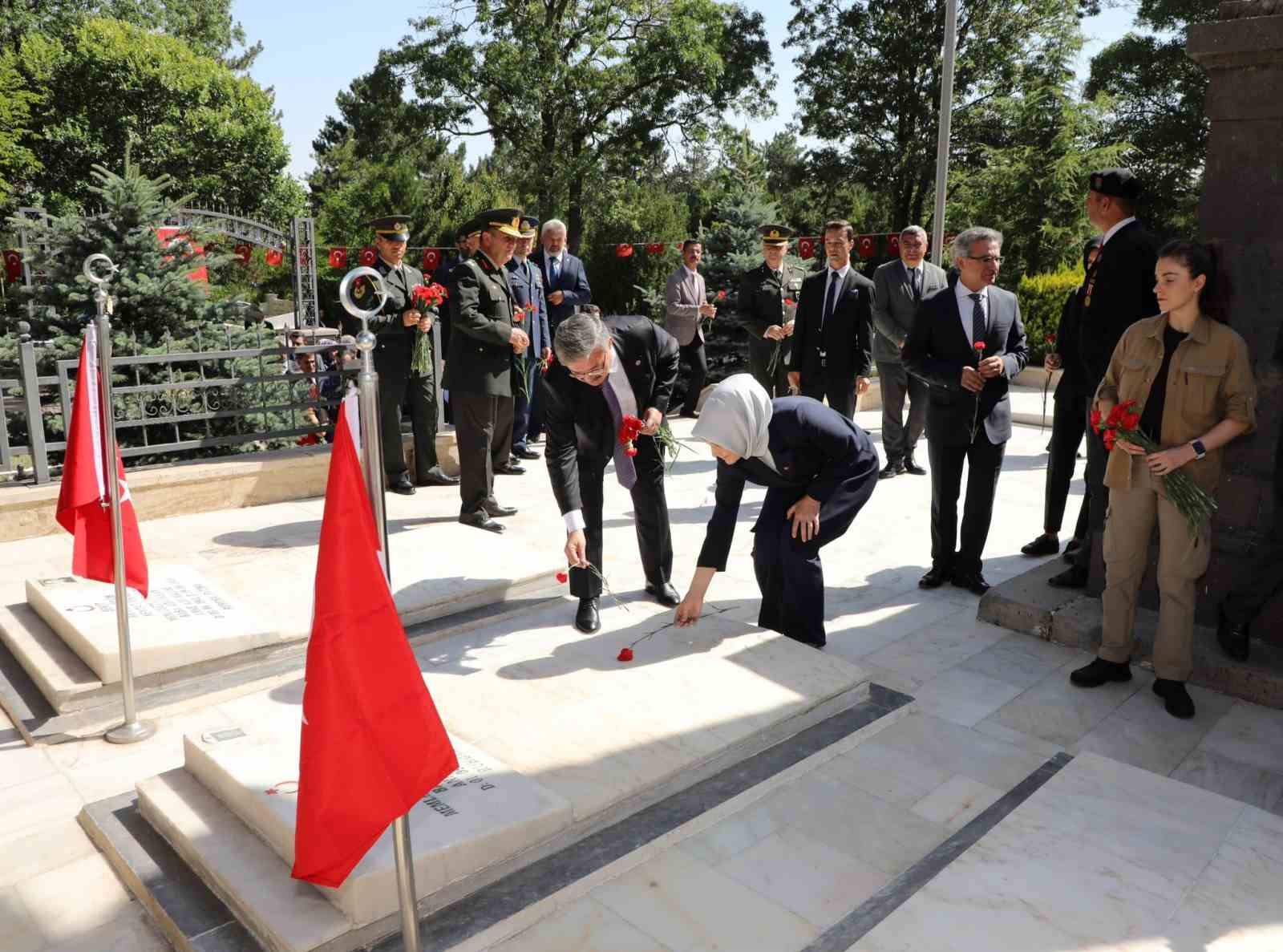 Afyonkarahisar'da Vali ve Protokol Şehitliği Ziyaret Etti