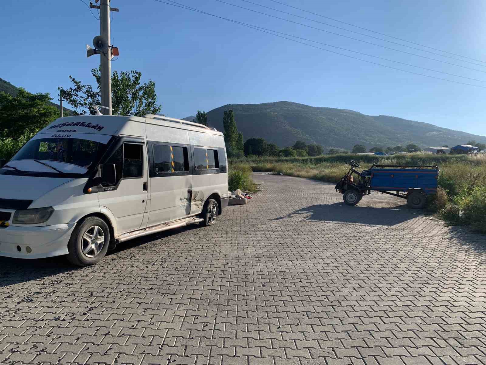 Afyonkarahisar'da minibüs ile patpat çarpıştı, 4 yaralı.