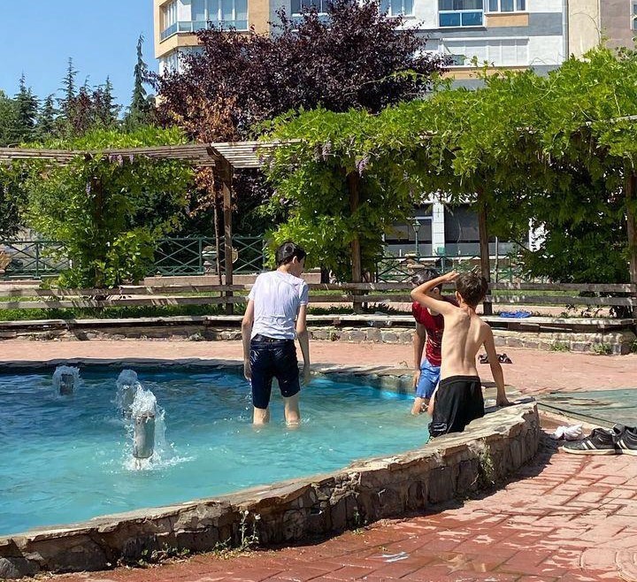 Eskişehir'de suya giren çocuklar tehlike altında.