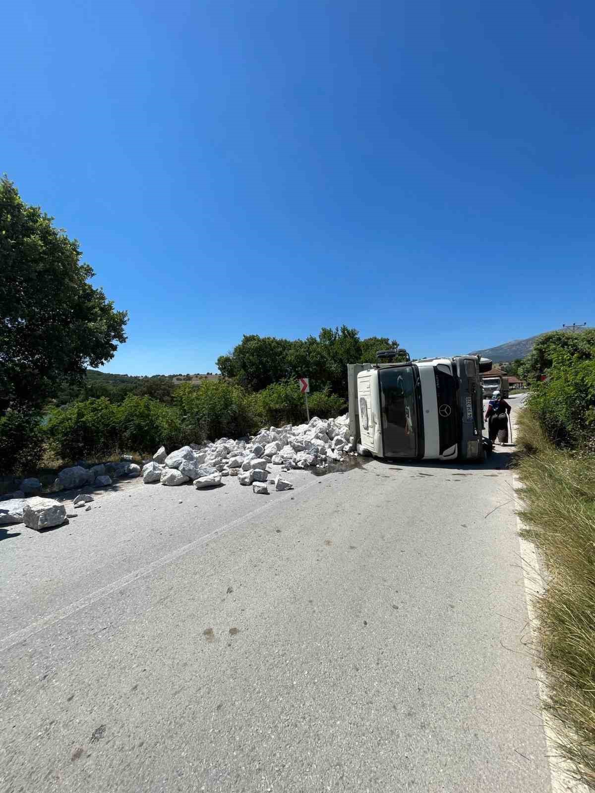 Gediz'de Taş Yüklü Kamyon Devrildi, 1 Yaralı