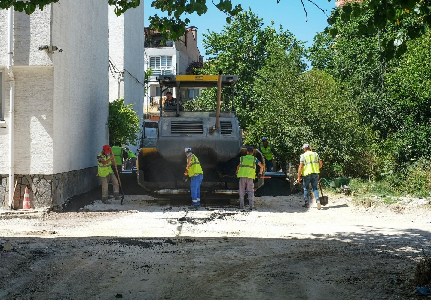 Kütahya Belediyesi, ihtiyaç duyulan mahallelerde asfalt çalışmalarını sürdürüyor.