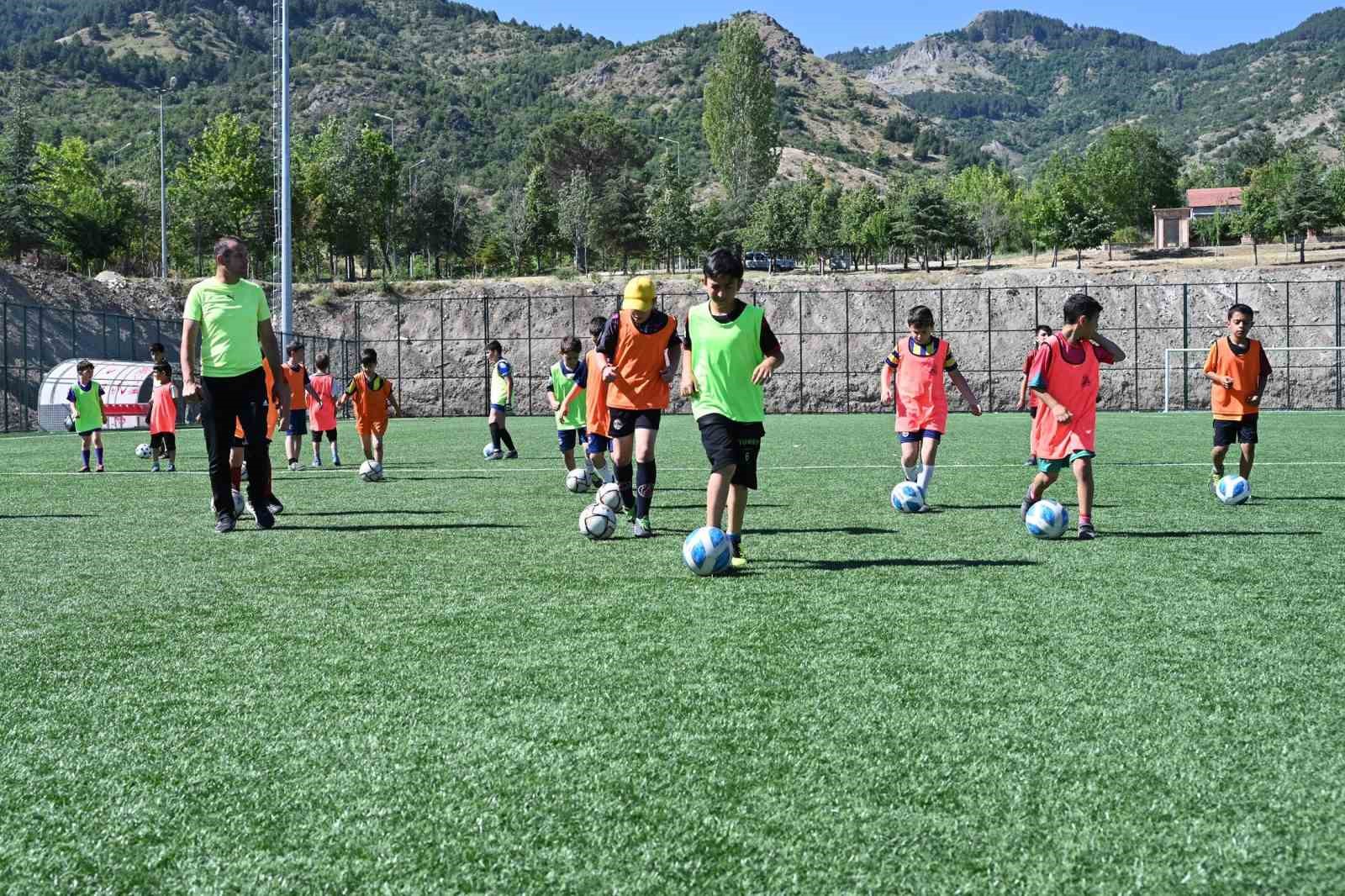 Isparta'da açılan futbol kursu yoğun ilgi görüyor.