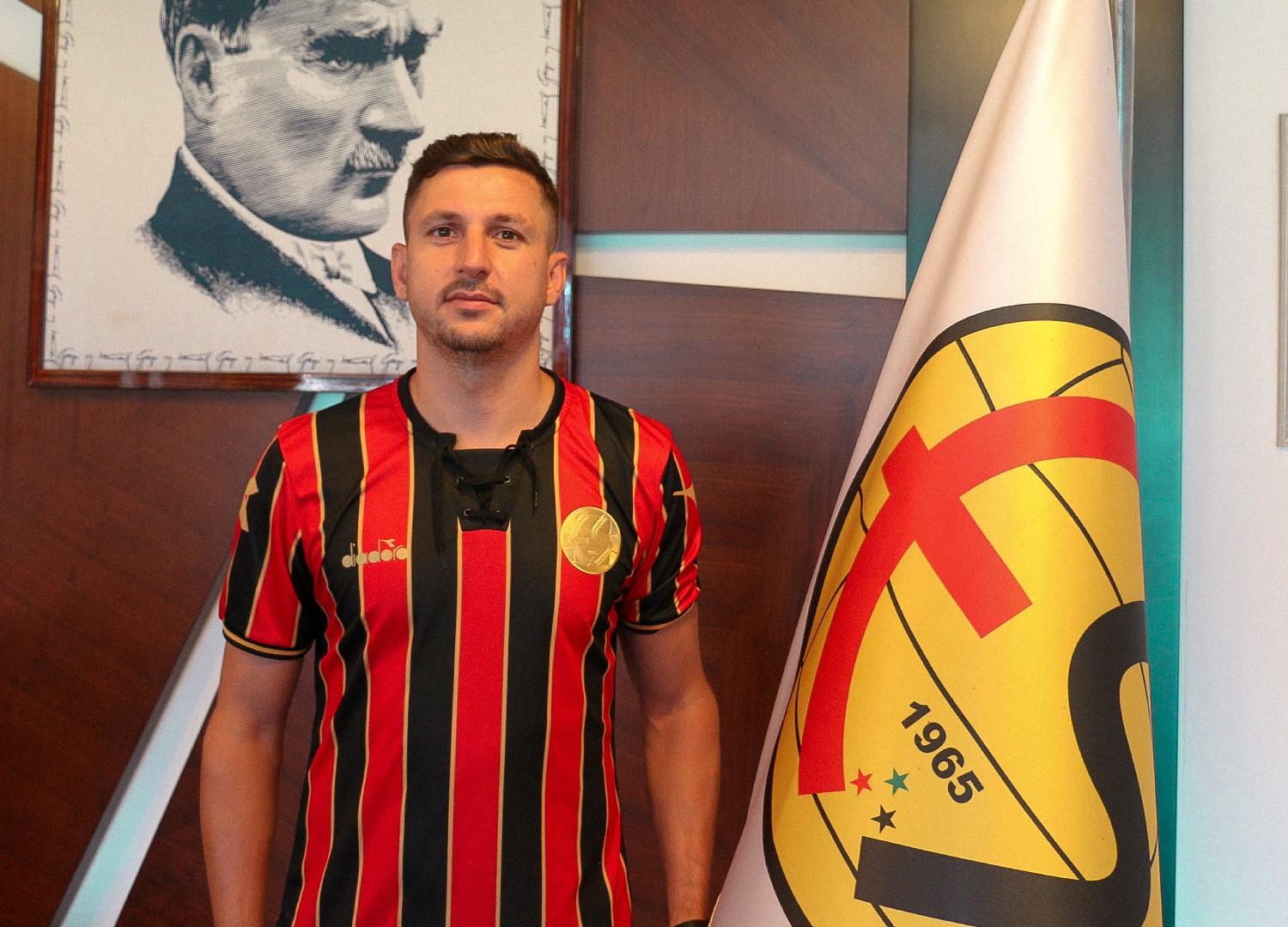 Eskişehirspor, Kerem Eryılmaz'ı transfer etti.