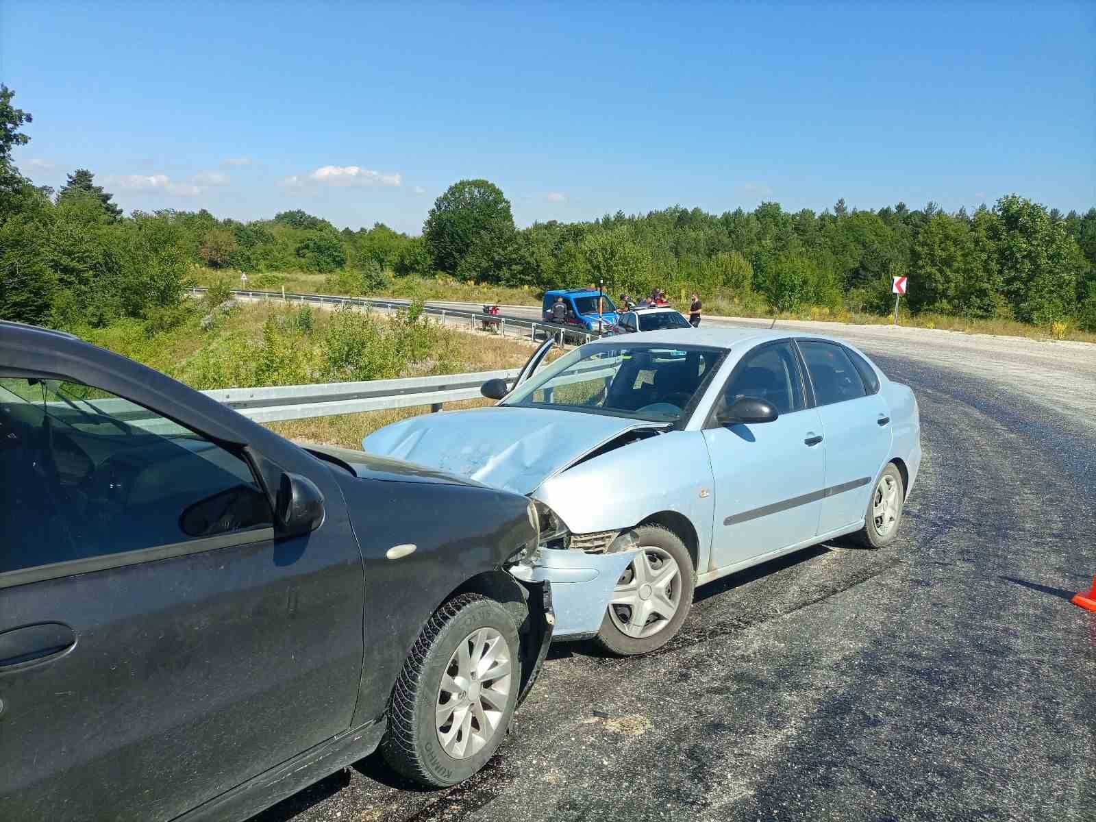 Bilecik'te 2 otomobil kafa kafaya çarptı, ölen veya yaralanan yok.