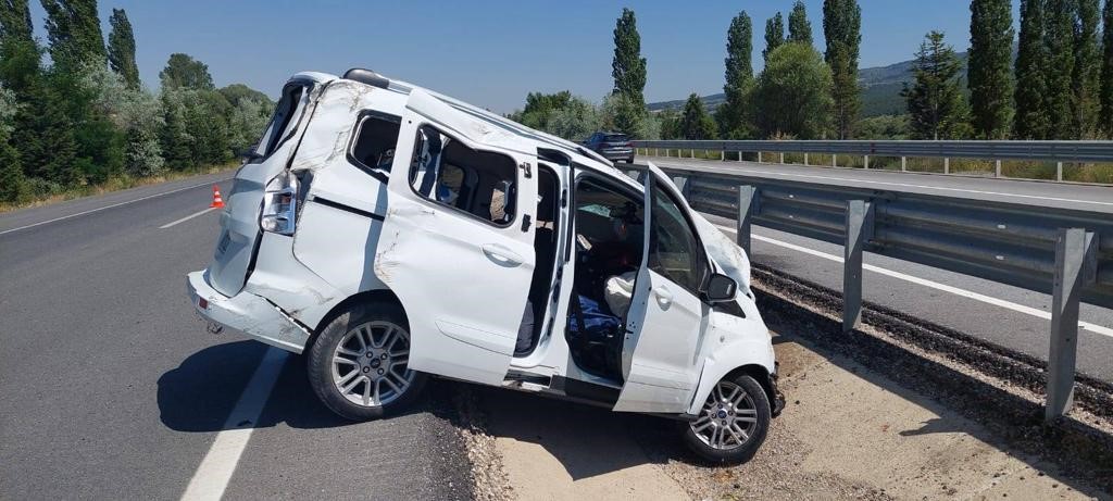 Sinanpaşa'da 5 kişi kaza sonucu yaralandı.