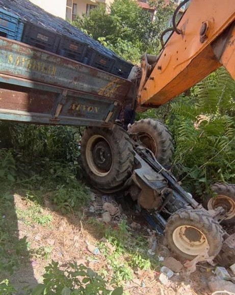 Bilecik'te traktör devrildi, sürücü hayatını kaybetti.