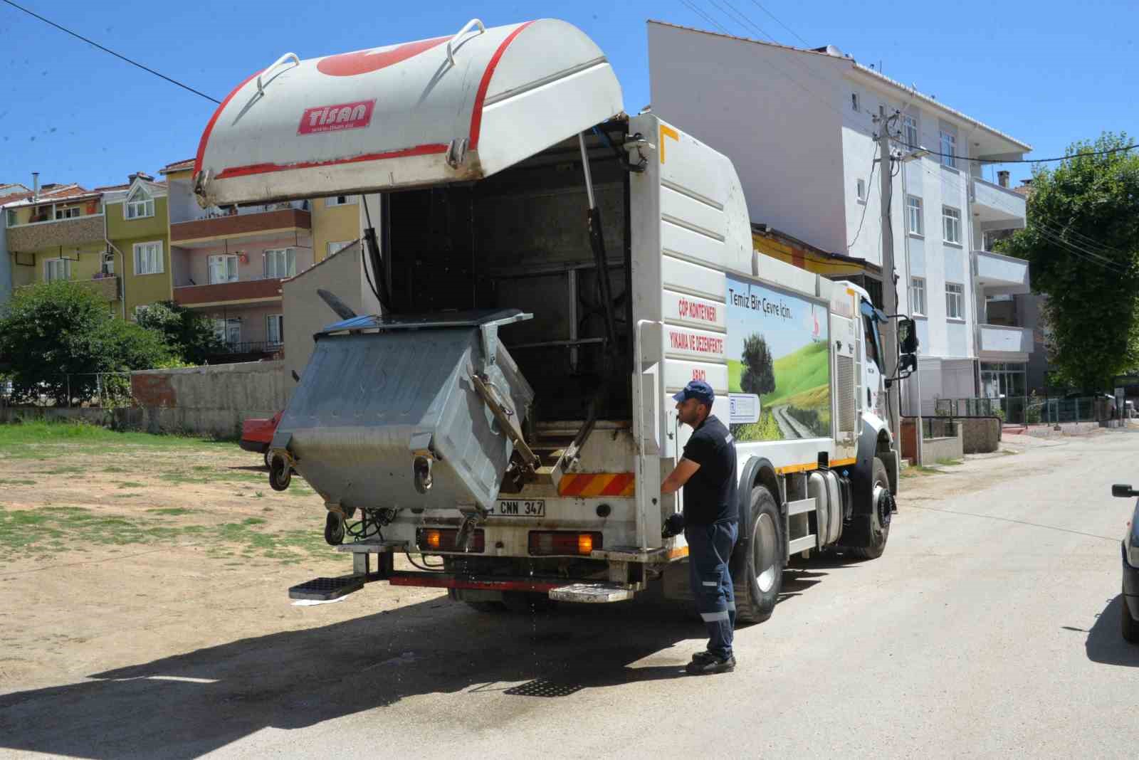 Bozüyük'te çöp konteynerleri temizleniyor ve ilaçlanıyor.