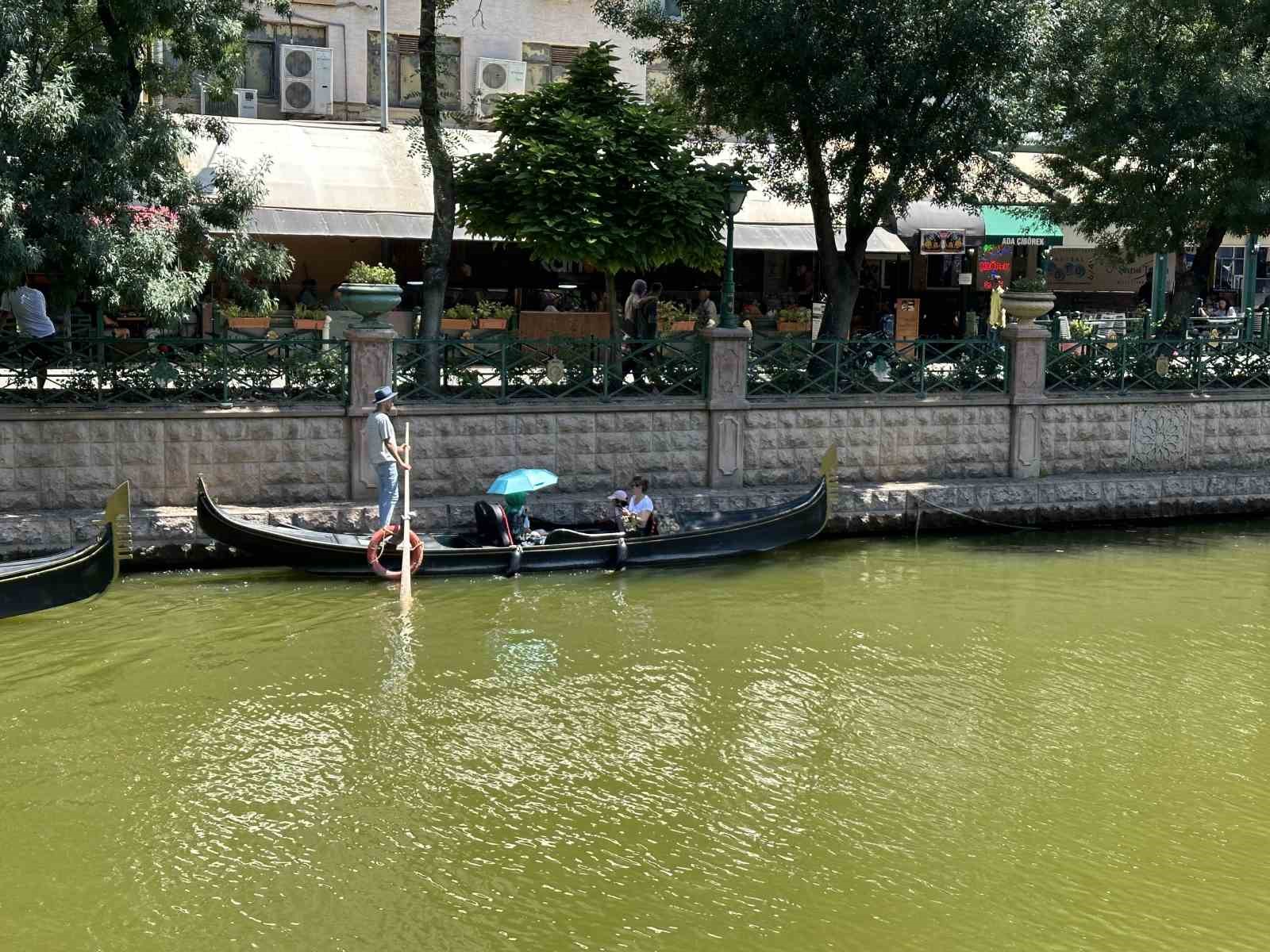 Porsuk Çayı'nda gondol turu yapanlar şemsiye ile güneşten korundu.