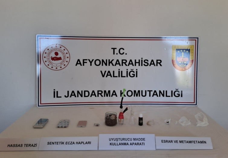 Afyonkarahisar'da yakalama kararı olan şahıs ve yasaklı maddeler bulunan araçta ele geçirildi