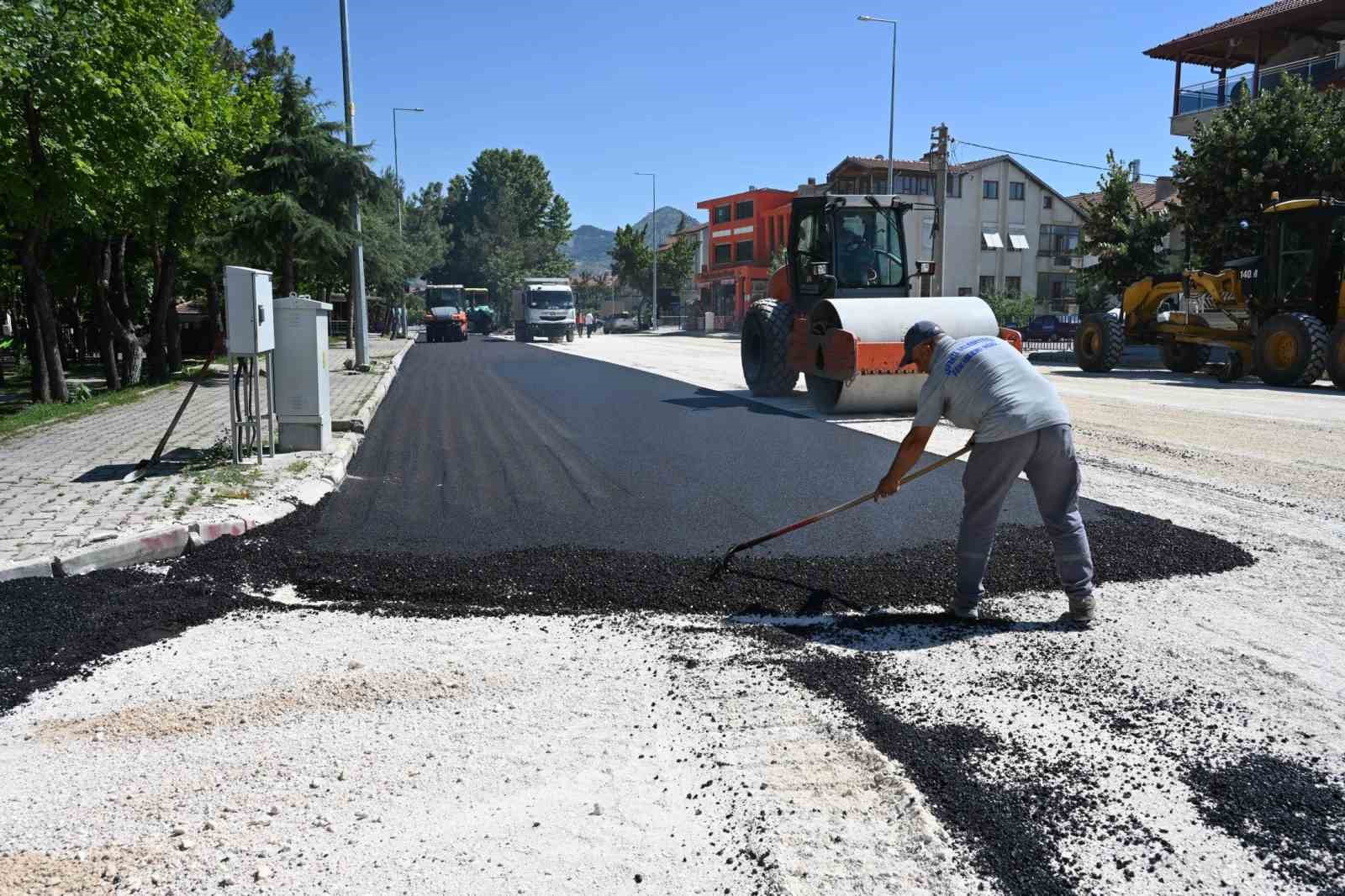 Isparta Belediyesi, Fatih Mahallesi'ndeki Yolun Asfaltını Yeniliyor