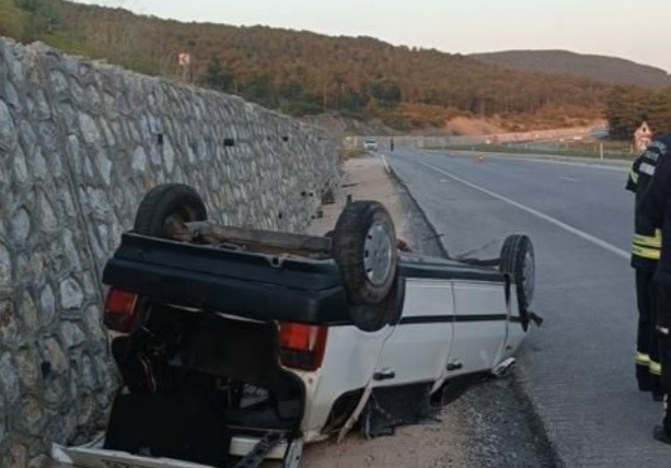 Tavşanlı'da hafif ticari araç takla attı, 3 yaralı.