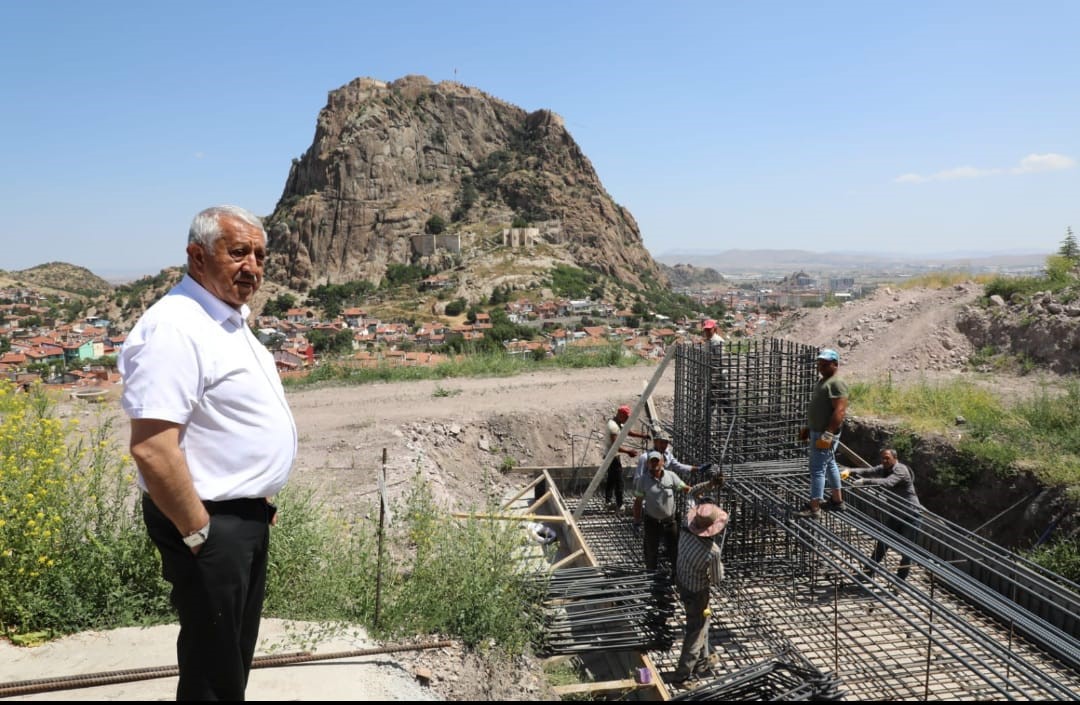 Afyonkarahisar Belediye Başkanı işçilerin başında fotoğraf çektirdi