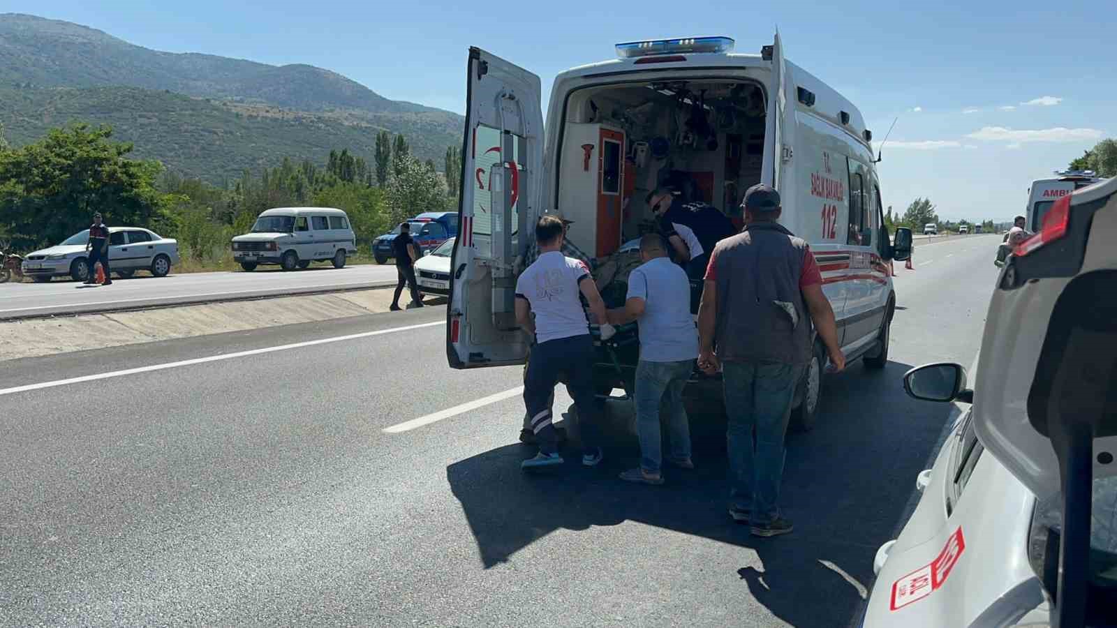 Afyonkarahisar'ın Çay ilçesinde servis aracı devrildi