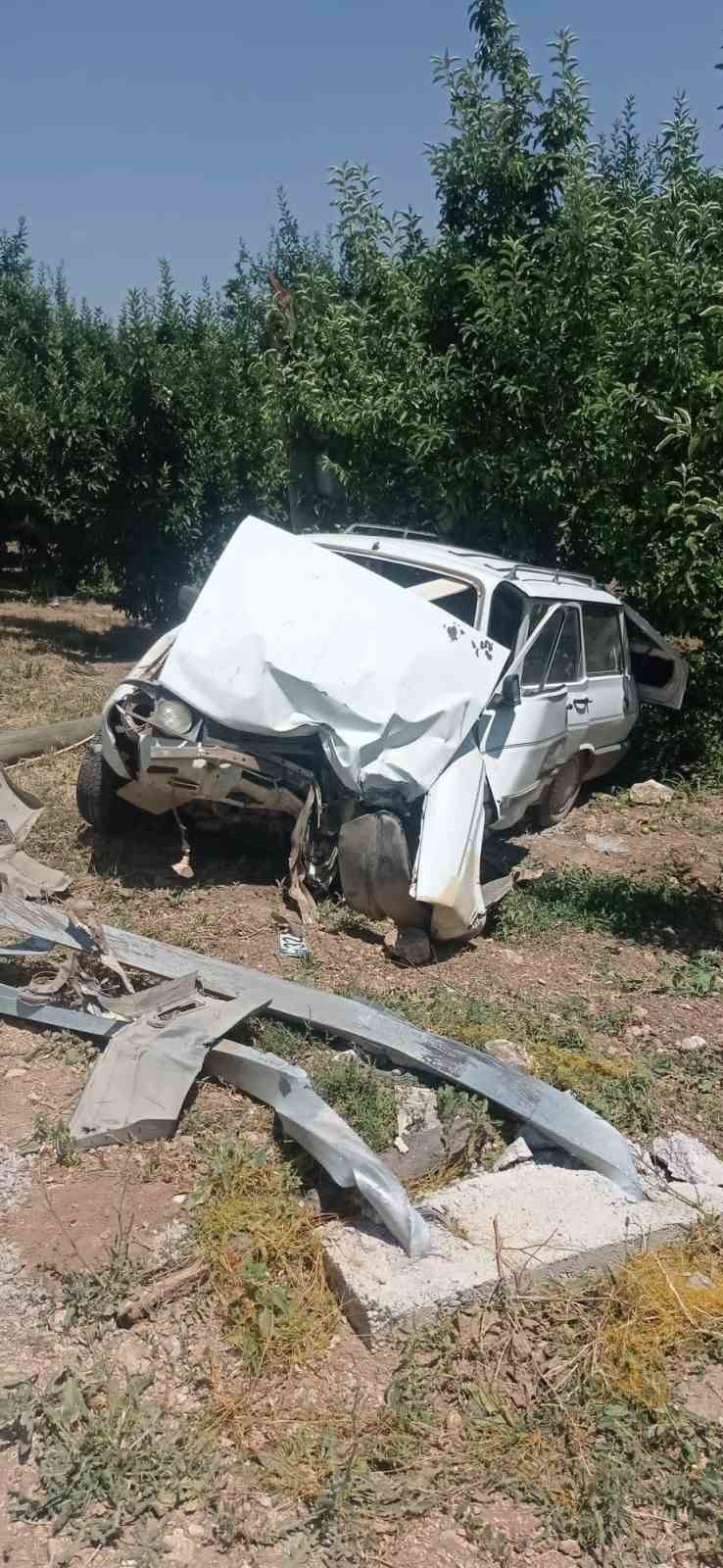 Gelendost'ta Kontrolden Çıkan Araç Elektrik Direğine Çarptı: 1 Yaralı