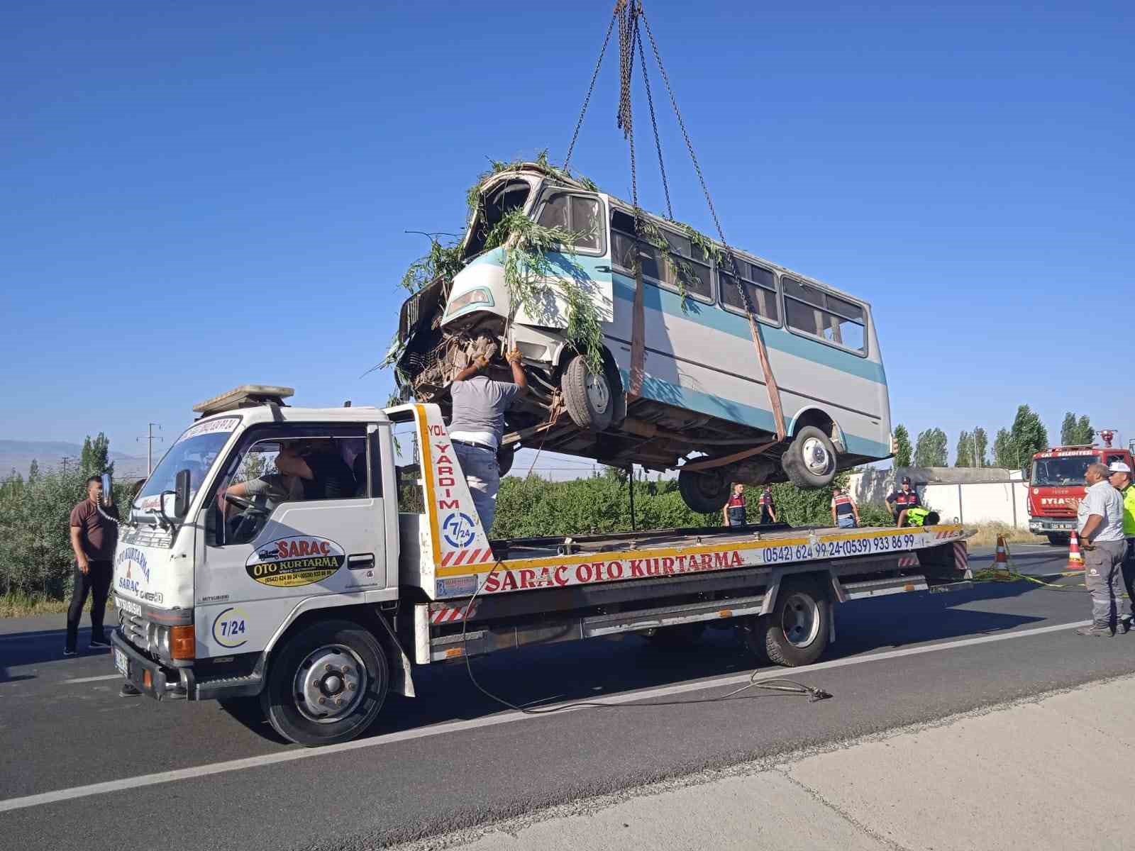 Afyonkarahisar'da minibüs kontrolden çıkarak ağaçlara çarptı, 6 ölü 8 yaralı.