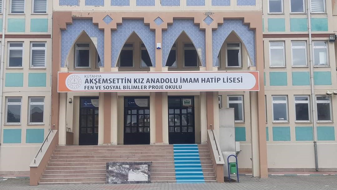 Kütahya İmam Hatip Lisesi YKS'de büyük başarı sağladı.