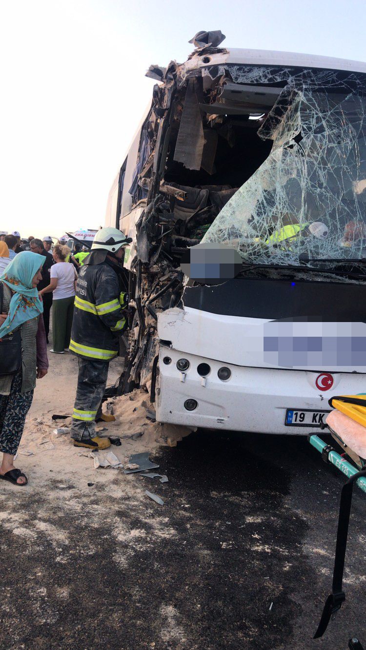 Eskişehir'de otobüs tıra çarptı, 22 yaralı.