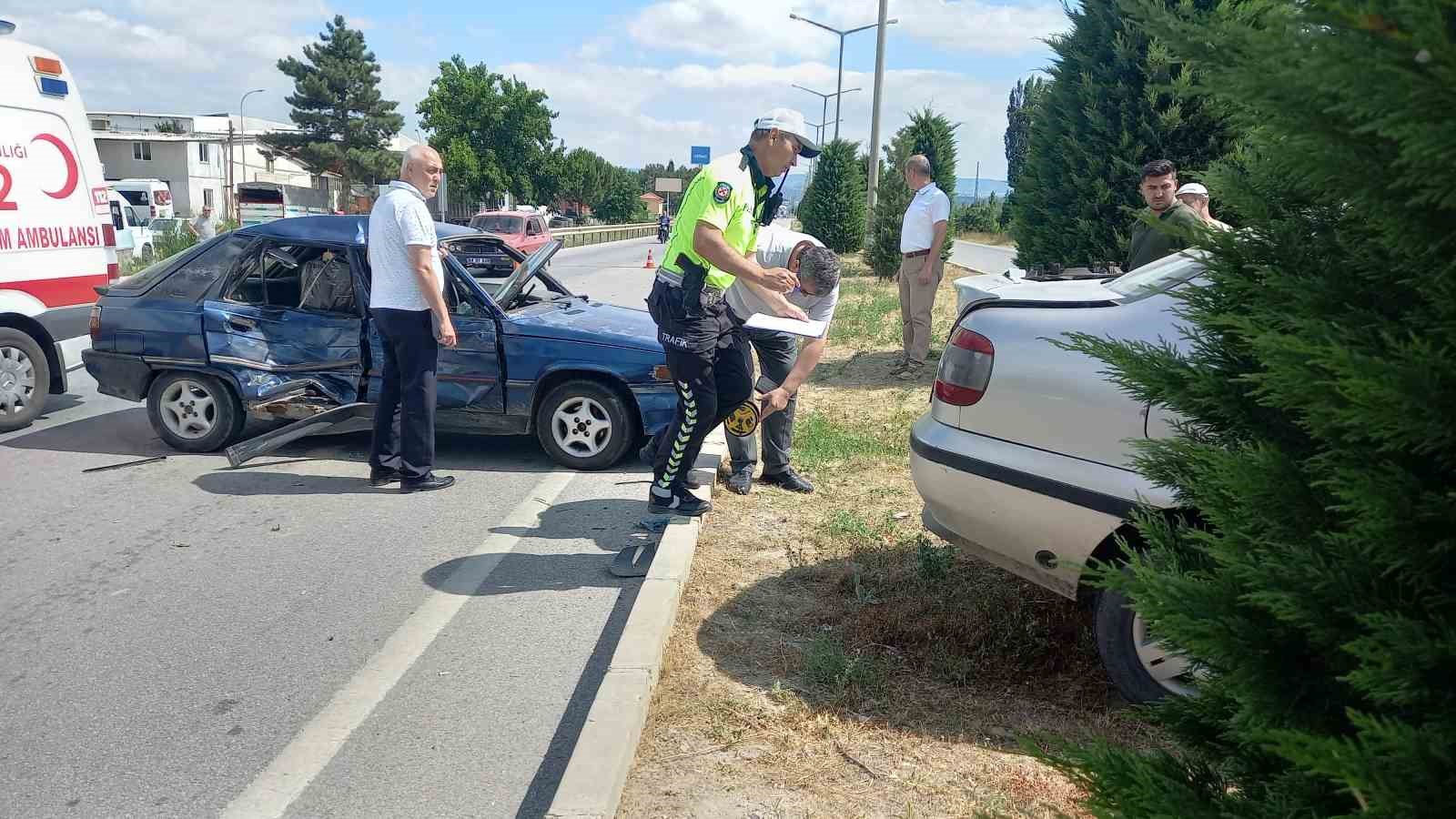 Gediz'de trafik kazası: 3 yaralı