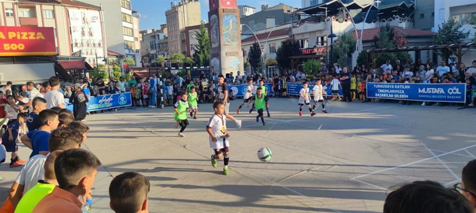 Sandıklı'da düzenlenen Geleneksel Sokak Futbol Turnuvası heyecan yaratıyor.