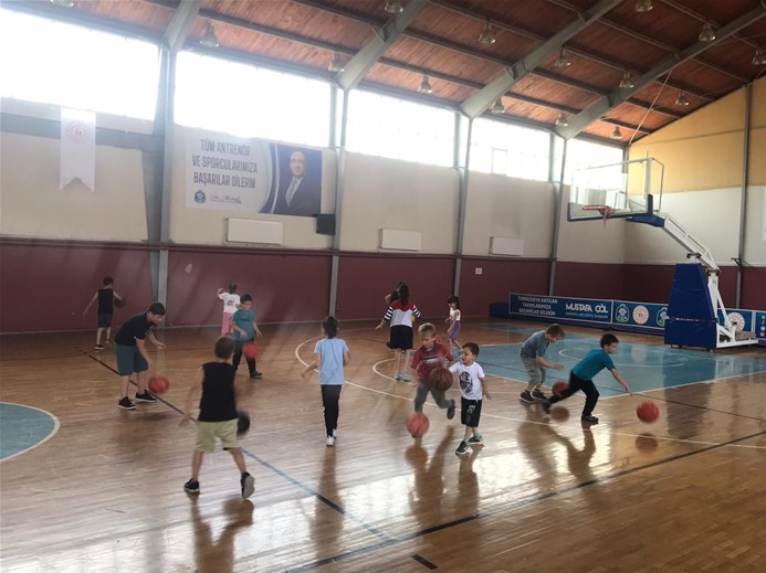 Afyonkarahisar'ın Sandıklı ilçesinde Gençlik ve Spor Bakanlığı tarafından hayata geçirilen Spor Okulları projesi gençlere spor alanında eğitim veriyor.